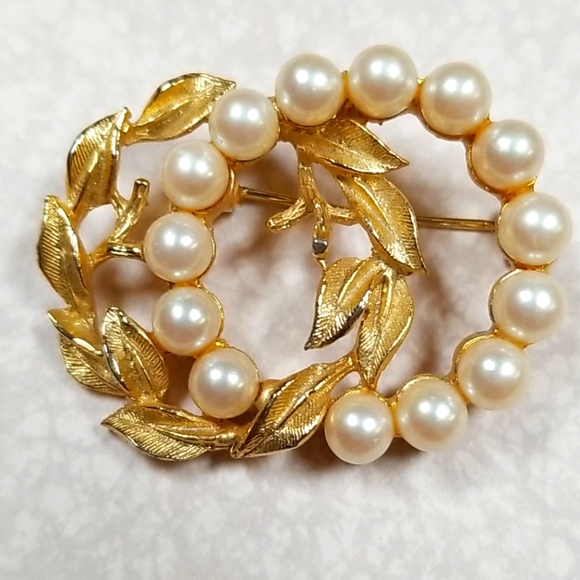 Vintage Signed Richelieu Faux Pearl Goldtone Brooch Pin - Picture 4 of 11
